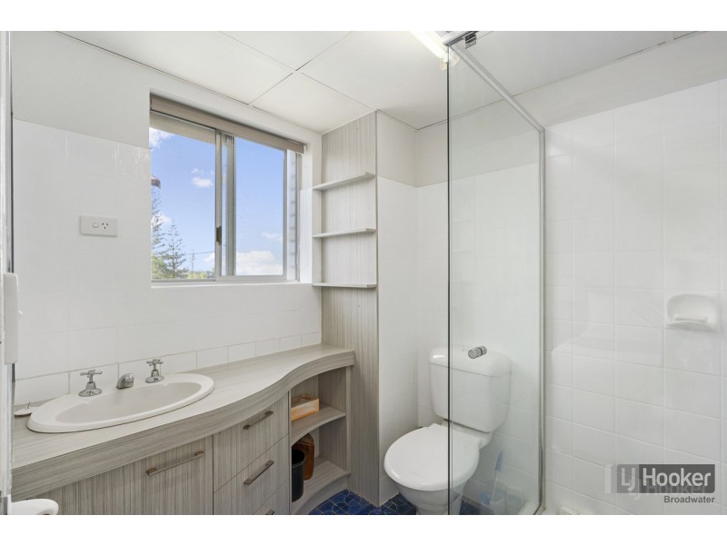 2/216 Marine Parade, Labrador QLD 4215