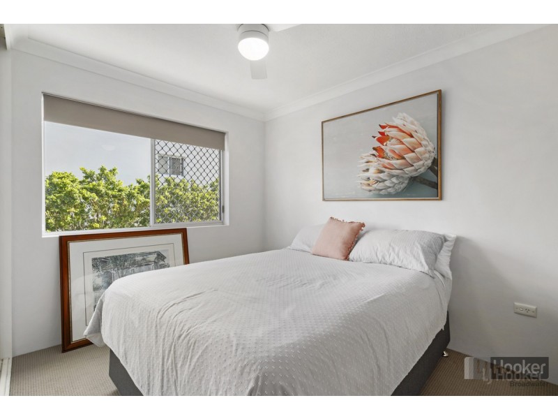 2/216 Marine Parade, Labrador QLD 4215