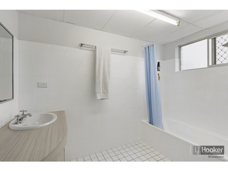 2/216 Marine Parade, Labrador QLD 4215