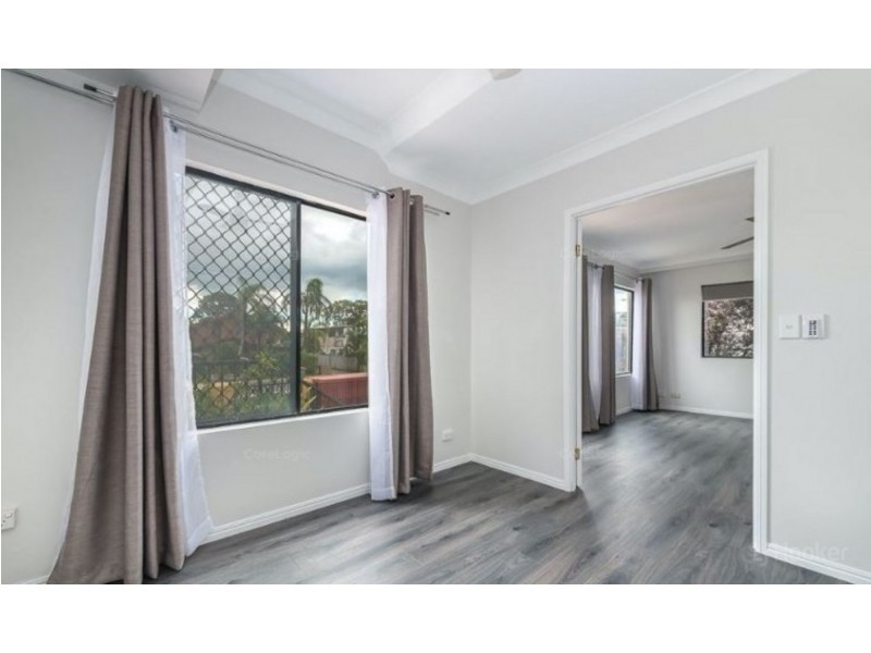 1/143 Frank Street, Labrador QLD 4215