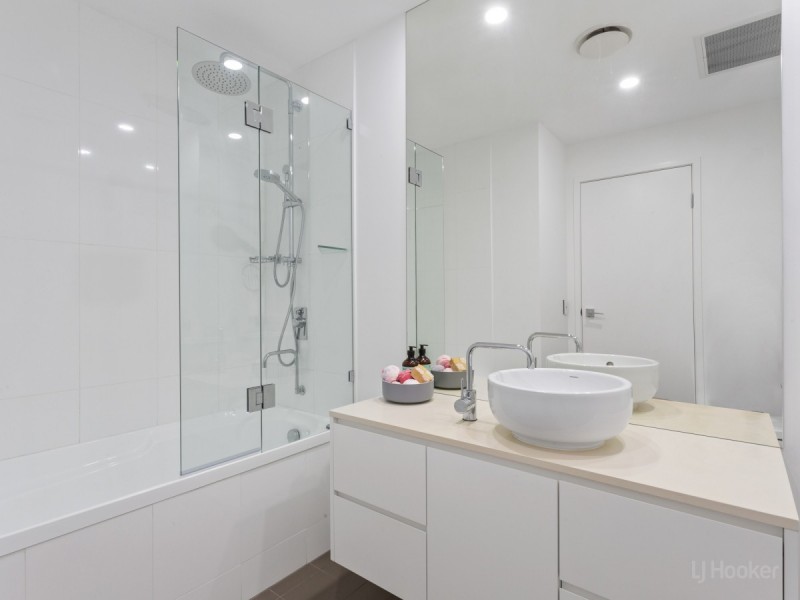 2002/438 Marine Parade, Biggera Waters QLD 4216