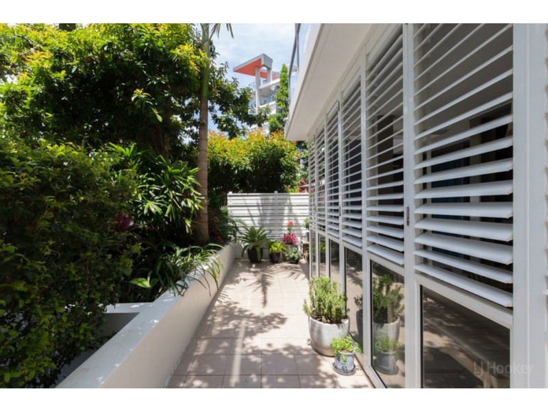 2002/438 Marine Parade, Biggera Waters QLD 4216