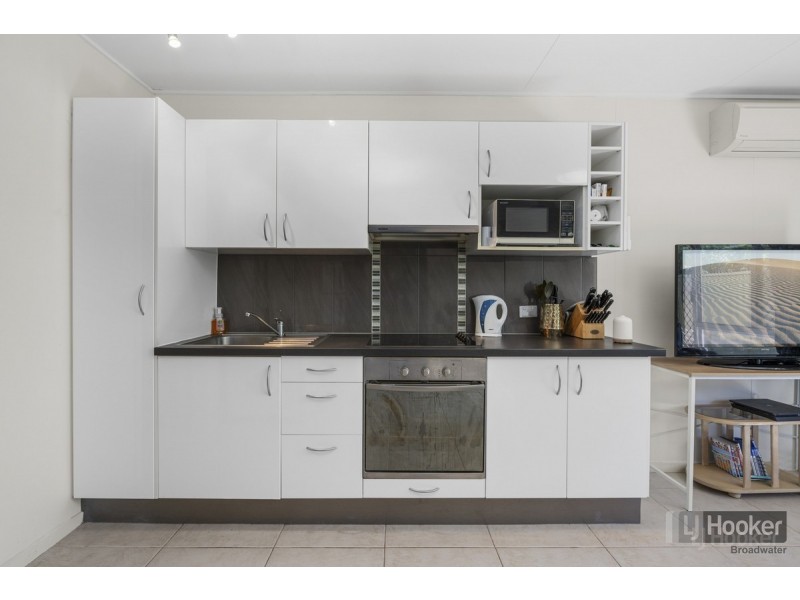 2/9 Middle Street, Labrador QLD 4215