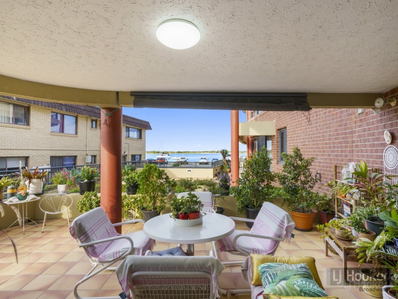 2/274 Marine Parade, Labrador QLD 4215