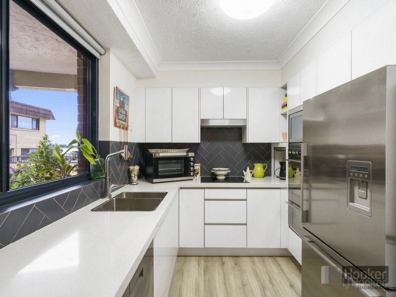 2/274 Marine Parade, Labrador QLD 4215