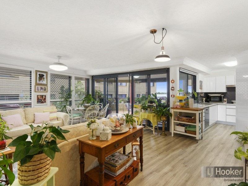 2/274 Marine Parade, Labrador QLD 4215