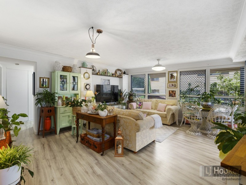 2/274 Marine Parade, Labrador QLD 4215