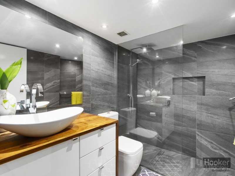 2/274 Marine Parade, Labrador QLD 4215