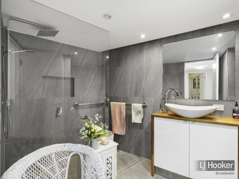 2/274 Marine Parade, Labrador QLD 4215