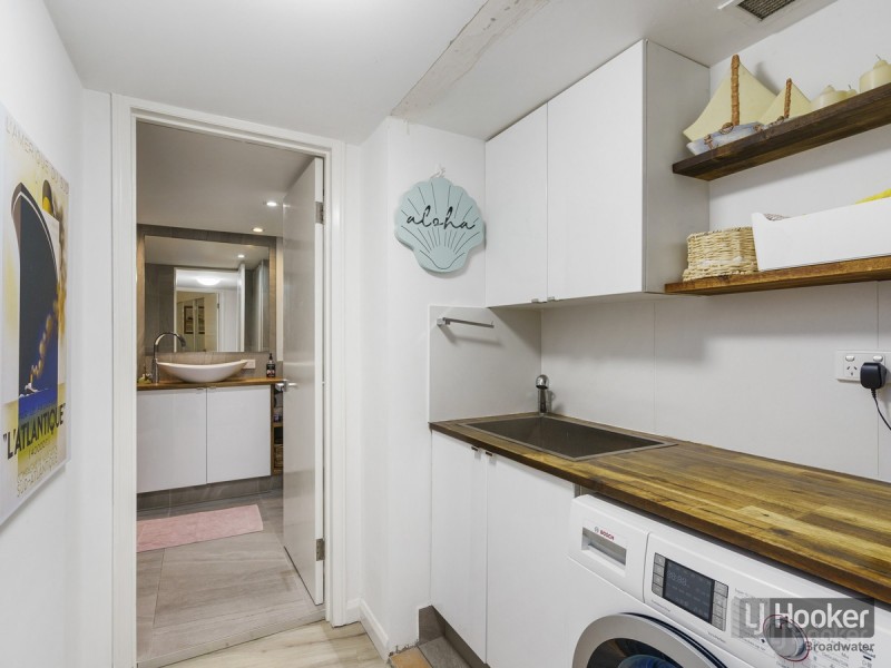 2/274 Marine Parade, Labrador QLD 4215