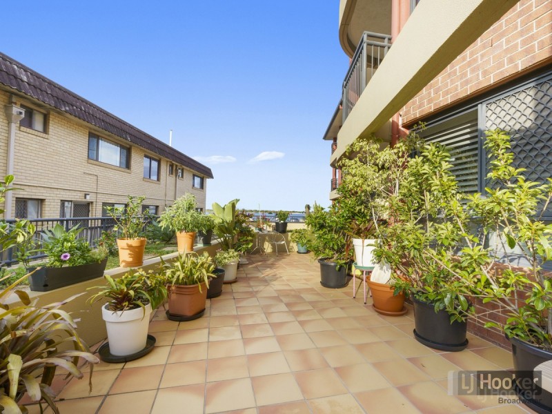 2/274 Marine Parade, Labrador QLD 4215