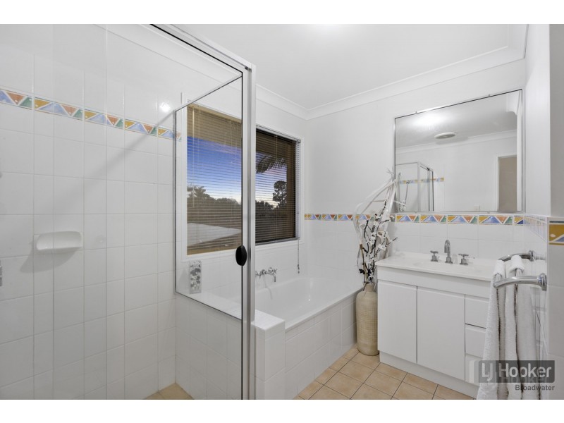 14 Clipperton Chase, Pacific Pines QLD 4211