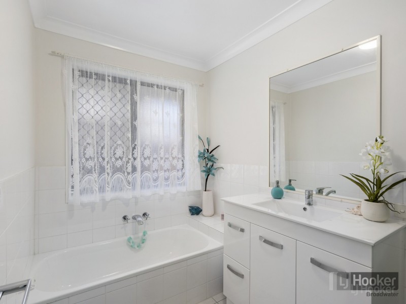 22 Ballybunyon Crescent, Hope Island QLD 4212