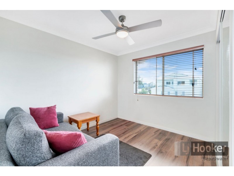 11/9 Errol Avenue, Paradise Point QLD 4216