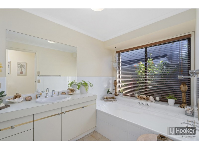 343 Bayview Street, Hollywell QLD 4216