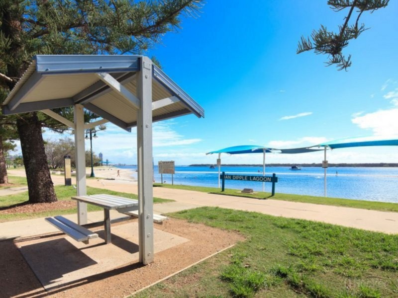 2/9 Bradford Street, Labrador QLD 4215