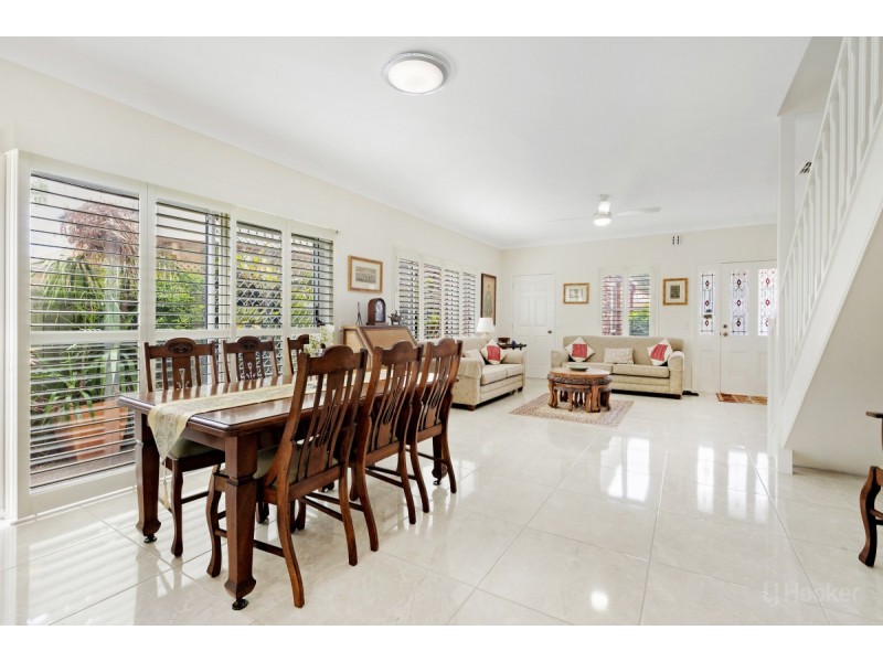 2/8 Rosalind Avenue, Paradise Point QLD 4216