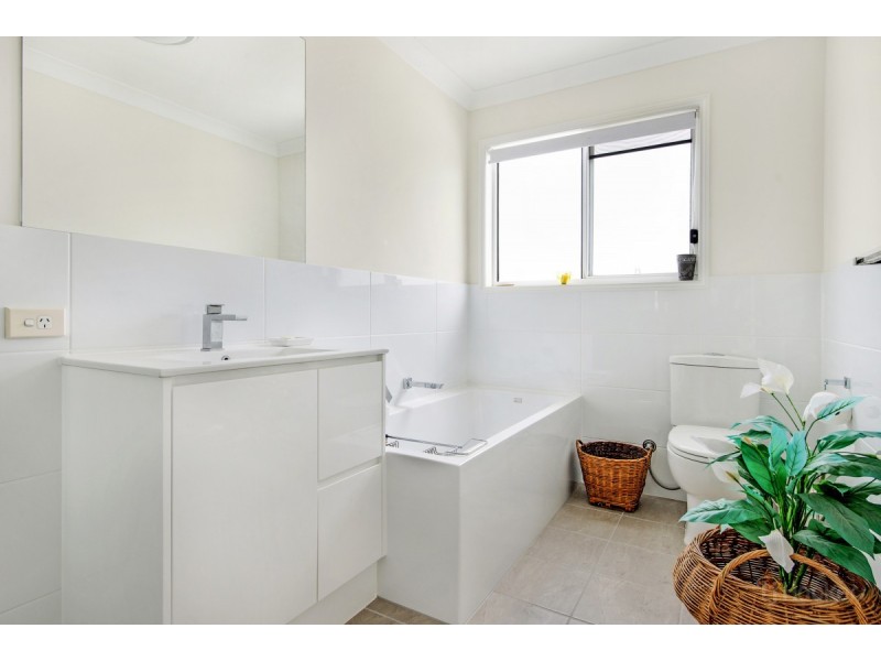 2/8 Rosalind Avenue, Paradise Point QLD 4216