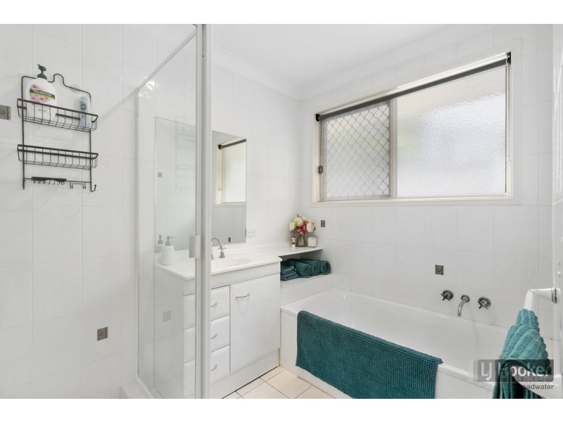 2/4 Joshua Close, Arundel QLD 4214