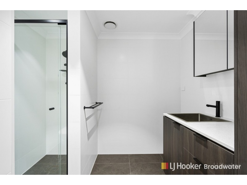 4/10 Central Street, Labrador QLD 4215