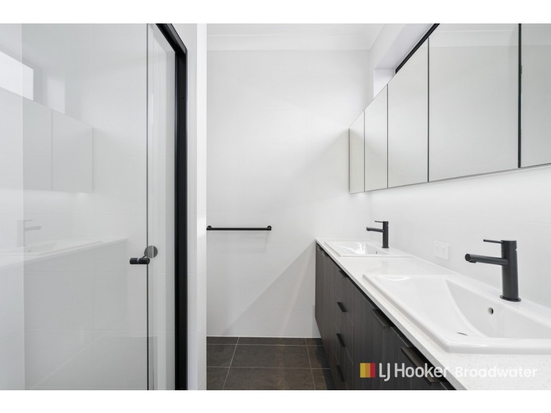 8/10 Central Street, Labrador QLD 4215