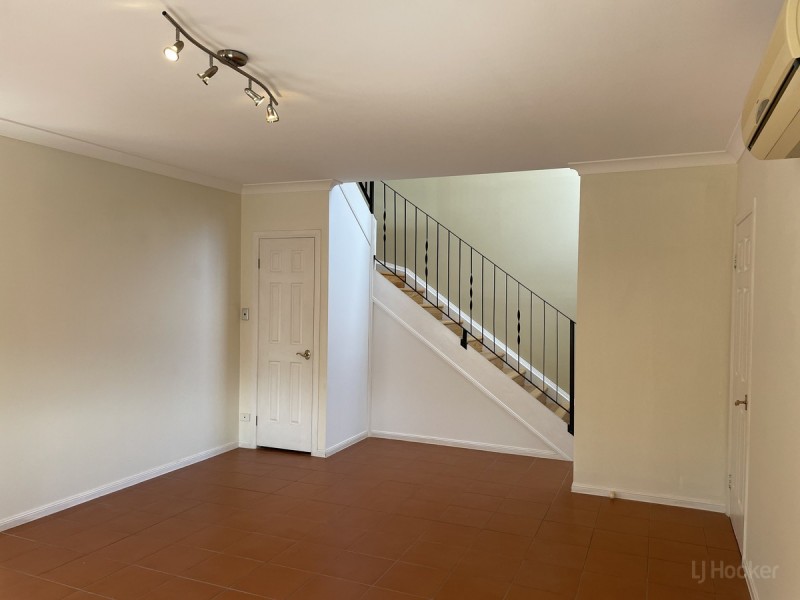 4/6 Clinton Street, Labrador QLD 4215