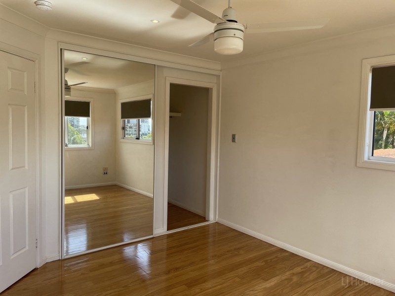 4/6 Clinton Street, Labrador QLD 4215