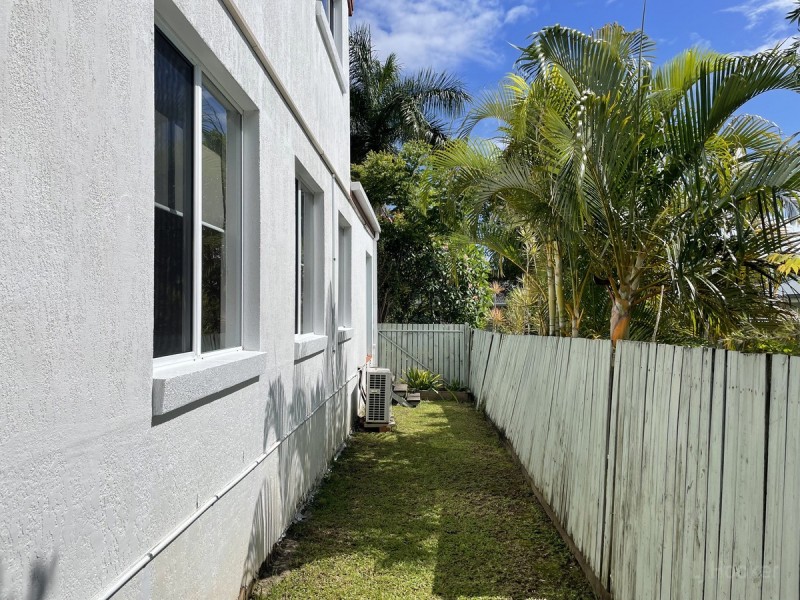 4/6 Clinton Street, Labrador QLD 4215