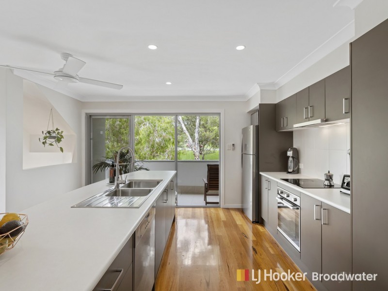4/10 Middle Street, Labrador QLD 4215