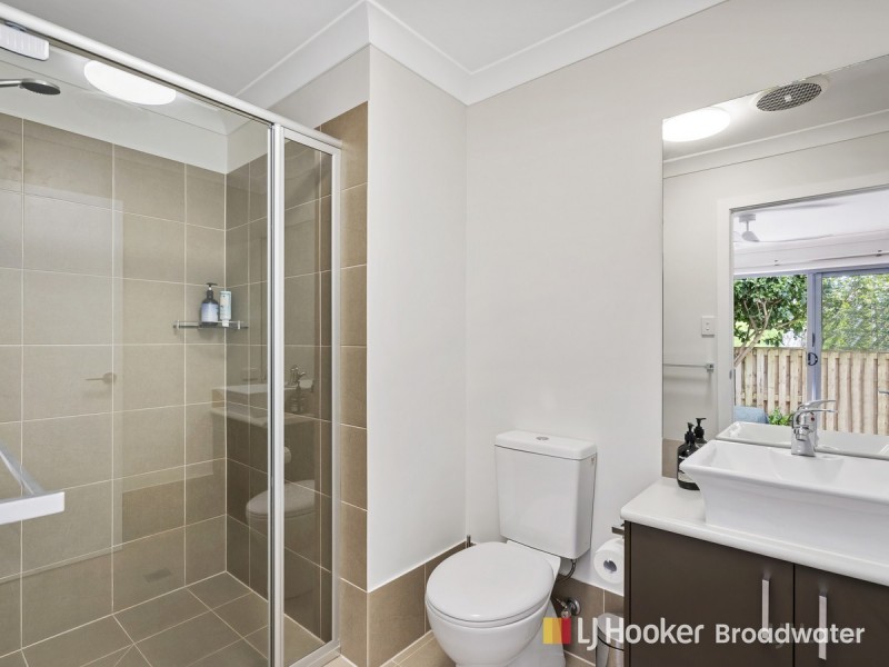 4/10 Middle Street, Labrador QLD 4215
