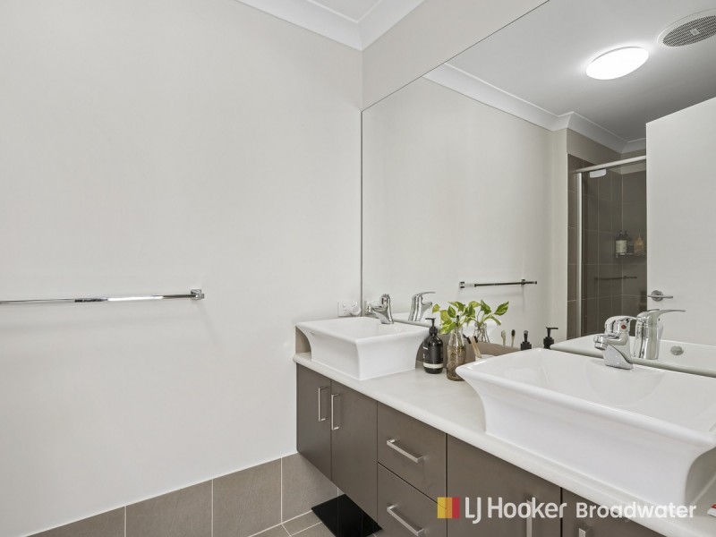 4/10 Middle Street, Labrador QLD 4215