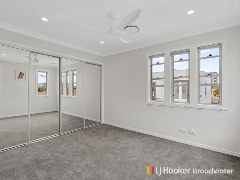 4/10 Middle Street, Labrador QLD 4215