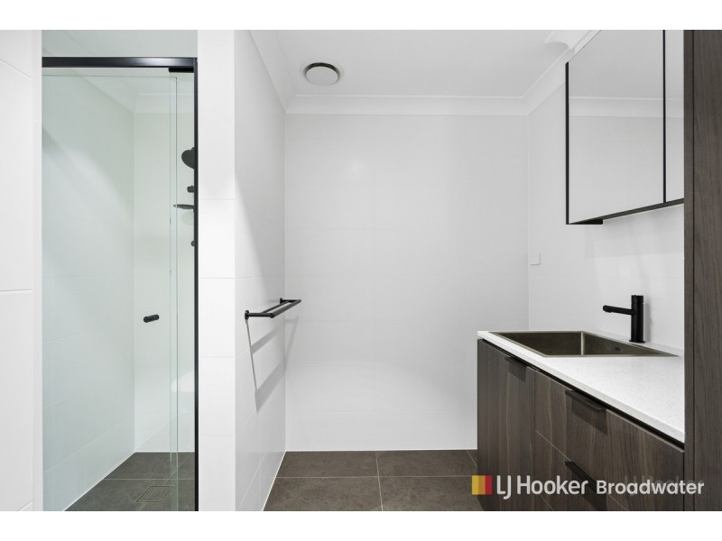 4/10 Central Street, Labrador QLD 4215