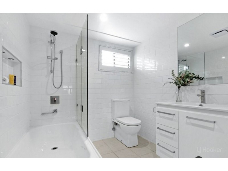 4/250 Marine Parade, Labrador QLD 4215
