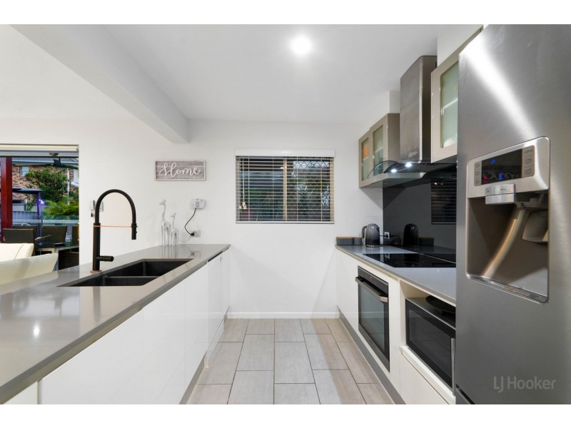 4 Rathbone Place, Labrador QLD 4215