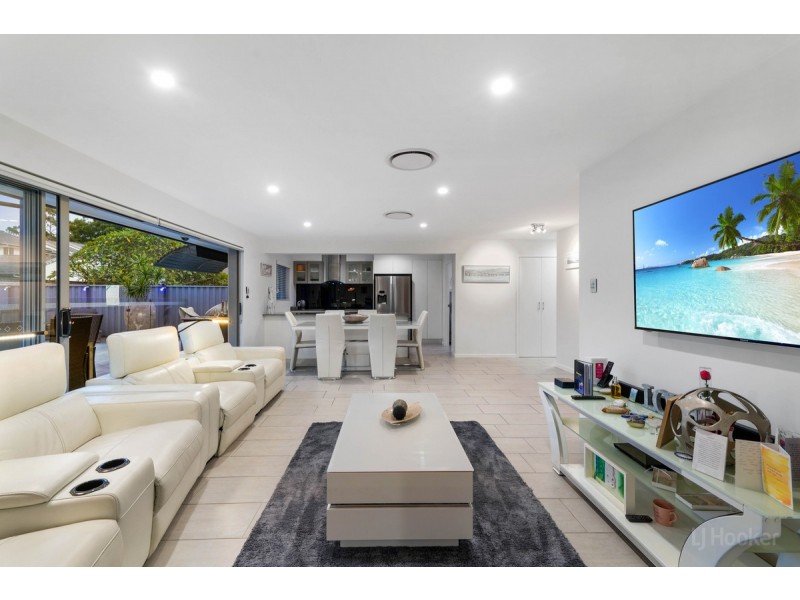 4 Rathbone Place, Labrador QLD 4215