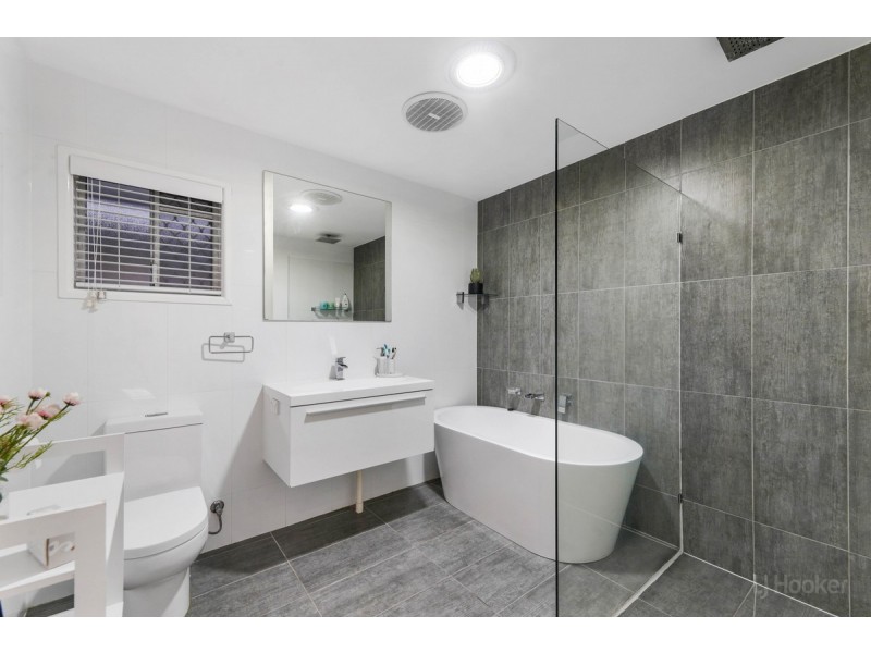 4 Rathbone Place, Labrador QLD 4215