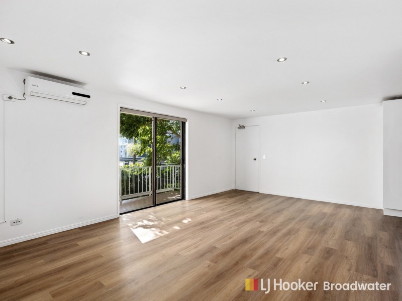 4/4 Baker Avenue, Labrador QLD 4215