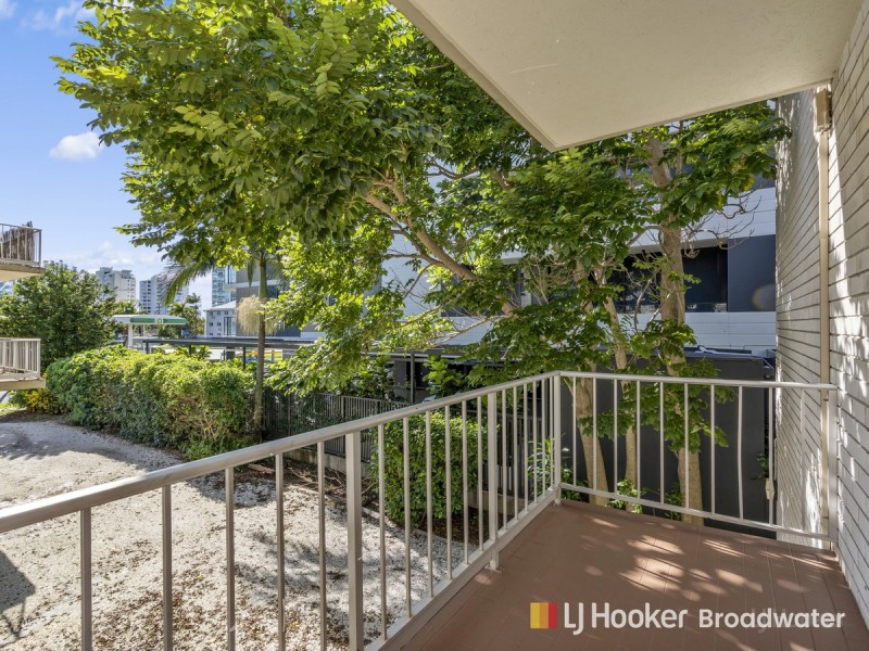4/4 Baker Avenue, Labrador QLD 4215