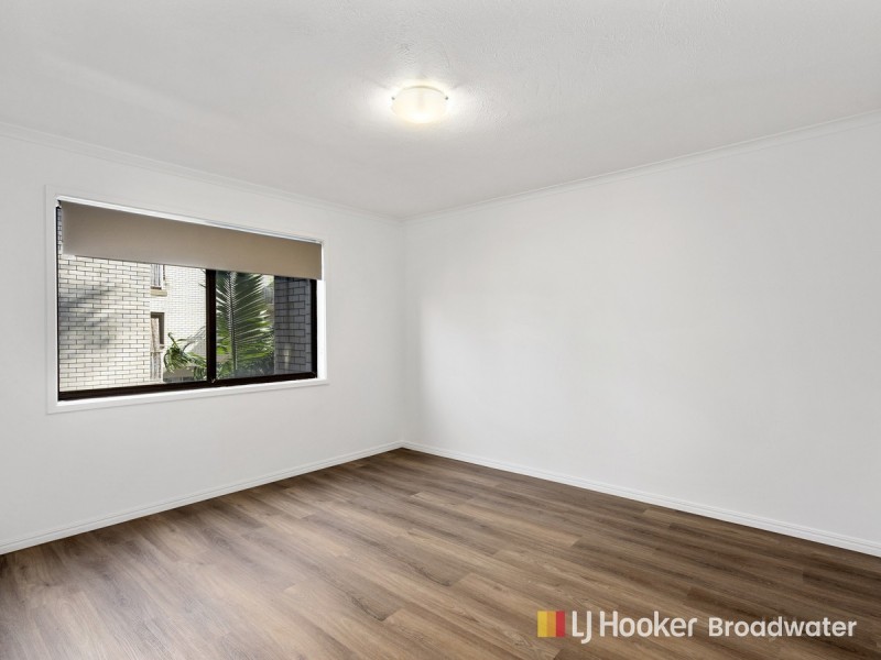 4/4 Baker Avenue, Labrador QLD 4215