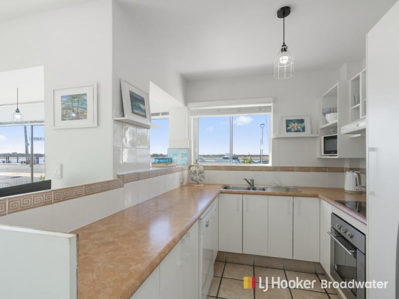 1/290 Marine Parade, Labrador QLD 4215