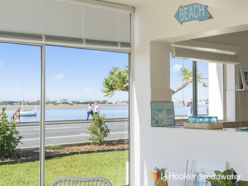 1/290 Marine Parade, Labrador QLD 4215