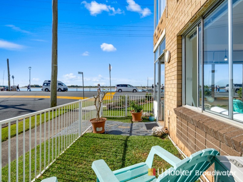 1/290 Marine Parade, Labrador QLD 4215