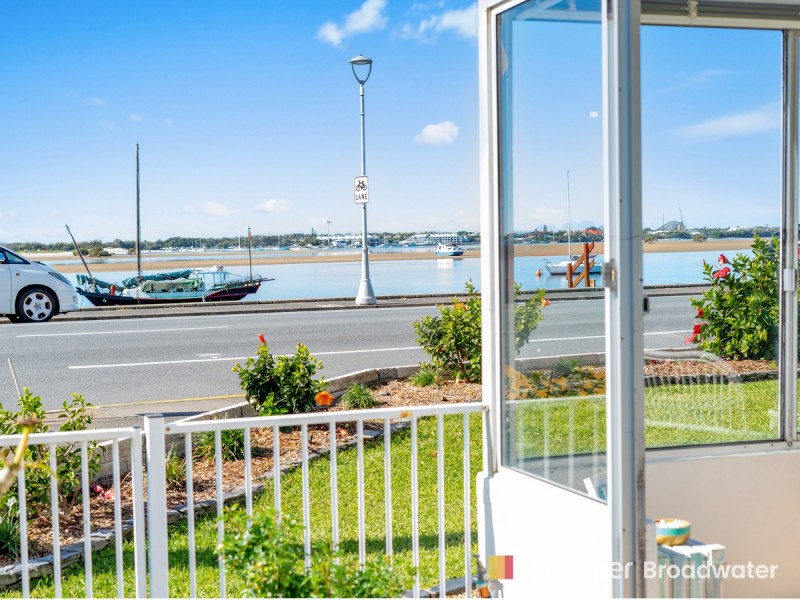 1/290 Marine Parade, Labrador QLD 4215