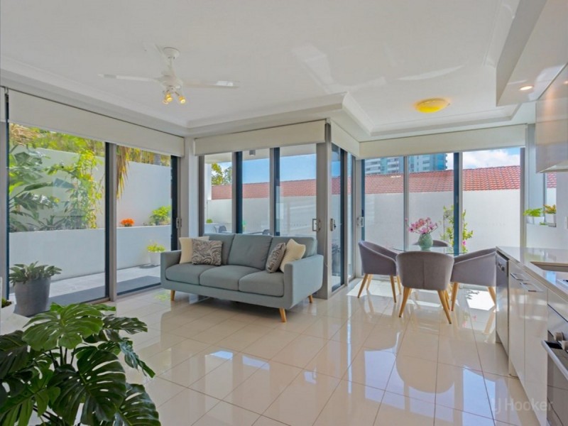 209/20 Labrador Street, Labrador QLD 4215