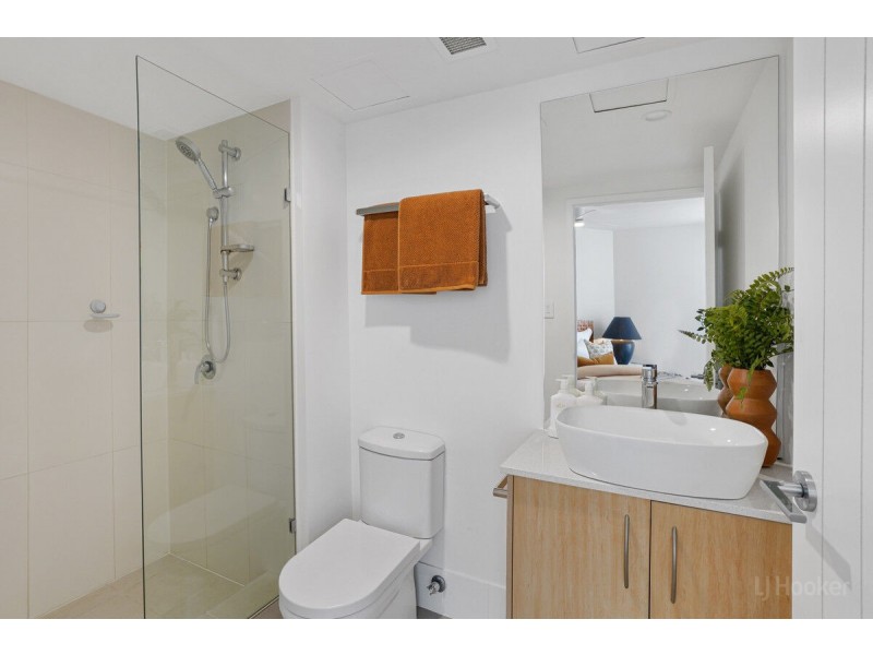1404/41 Labrador Street, Labrador QLD 4215