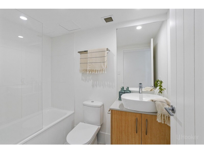 1404/41 Labrador Street, Labrador QLD 4215