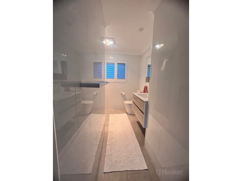 22 Kosciusko Crescent, Southport QLD 4215