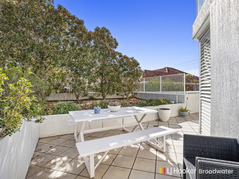 1/242-244 Marine Parade, Labrador QLD 4215