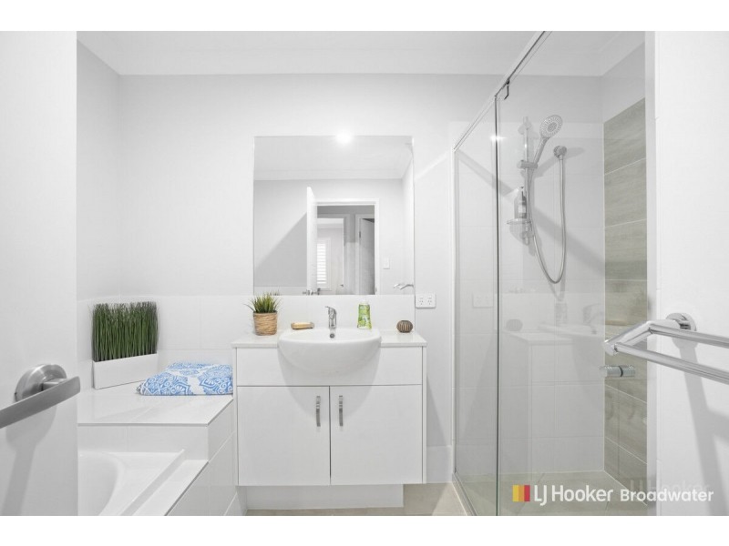 2/5 Kenmar Street, Labrador QLD 4215